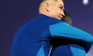 Ronaldo ôm Mane, biểu diễn kỹ thuật đỉnh trước trận Al Taawoun