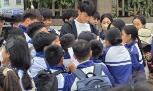 Cao Văn Bình được vây kín ngày trở về Nghệ An