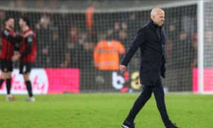 Carragher cảnh báo Arne Slot sẽ mất ghế nếu Liverpool hụt Top 4