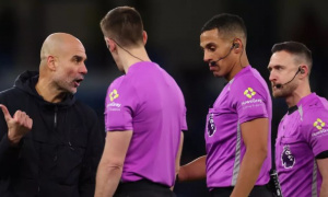 Khiến Pep nổi nóng, trọng tài tân binh EPL bị gạch tên