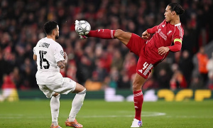 Lập hat-trick kiến tạo, Van Dijk thiết lập kỷ lục vô tiền khoáng hậu