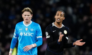 McTominay thất vọng nhìn Pedro loại Napoli khỏi C1