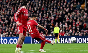 Salah san bằng kỷ lục của Carragher tại Champions League