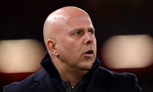 Slot bị chỉ trích vì 'đụng chạm' Jurgen Klopp sau trận thắng 6-0