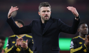 Wright ủng hộ Carrick giữ ghế nóng MU, phản bác Neville