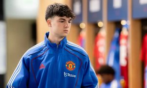 Vỡ mộng du học, Fredricson tiếp tục gắn bó MU