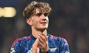 Arsenal giữ chân thành công báu vật Max Dowman