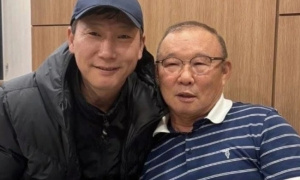 HLV Kim Sang-sik thắng giải, xúc động tri ân HLV Park Hang-seo