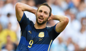 Sự nghiệt ngã mà số phận dành cho đôi chân lạc lối của Gonzalo Higuain