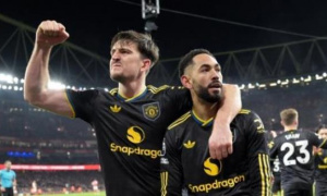 Neville cảnh báo MU về bài test lạ từ Fulham