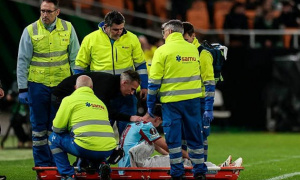 Van Persie đau lòng nhìn con trai rời sân trên cáng