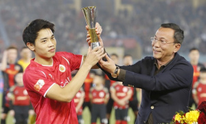 Đình Bắc nhận giải Vua phá lưới U23 châu Á ở Hàng Đẫy