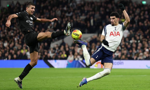 Tottenham ngược dòng ngoạn mục từ khoảnh khắc thiên tài của Solanke
