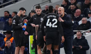 Pep Guardiola tuyên bố Man City quyết bám đuổi Arsenal