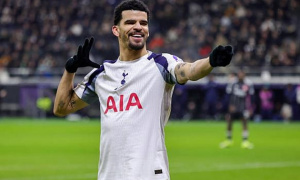 Siêu phẩm bọ cạp của Solanke đánh thức bản lĩnh Tottenham
