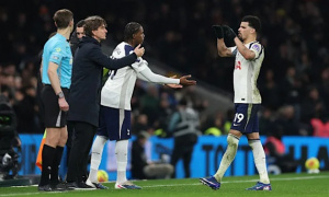 HLV Frank ví Solanke với Haaland sau màn giải cứu Tottenham