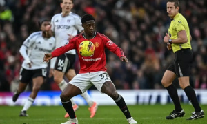 Saha can ngăn MU việc vội vàng gia hạn Mainoo