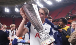 Schmeichel chỉ ra sai lầm của Man Utd vụ Van de Ven