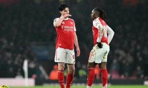 Neville khen Chelsea dùng 'chiêu lạ' khóa bài tủ của Arsenal