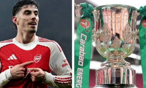 Havertz chỉ tay lên logo Arsenal sau khi loại Chelsea ở phút 97