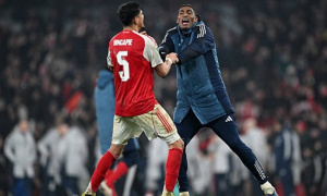 Hincapie hóa lá chắn thép đưa Arsenal tới Wembley