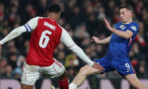 Chiếc áo Chelsea quá rộng với Liam Delap