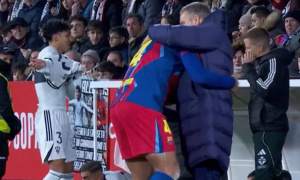 Ronald Araujo tiết lộ lý do ôm chầm lấy Hansi Flick