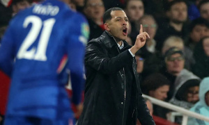 Máy quay bắt trọn cảnh Rosenior mắng ban huấn luyện Arsenal