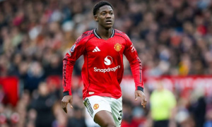 Michael Carrick hồi sinh Mainoo, Man Utd vội trói chân