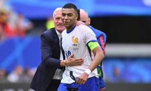 Deschamps bảo vệ Mbappe trước chỉ trích lười chạy tại Real