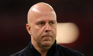 Carragher chỉ ra điều Arne Slot khao khát hơn danh hiệu