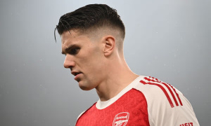 Paul Merson cho rằng đồng đội không tin tưởng Viktor Gyokeres