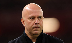 Arne Slot chọn lối đá đẹp hay chiếc ghế tại Liverpool?