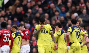 Vào bóng thô bạo với Casemiro, Romero đẩy Tottenham vào thế khó