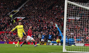 Romero nhận thẻ đỏ, Bruno giúp MU xây chắc vị trí top 4