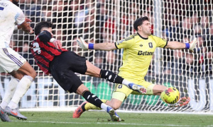 Martinez trổ tài cứu Villa thoát thua trước Bournemouth