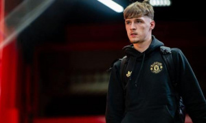 Carrick xúc động khi trao cơ hội cho con trai Fletcher