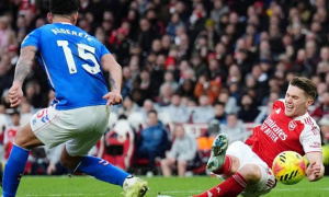 Gyokeres và cú ngã hoàn hảo đưa Arsenal tiến gần ngôi vương