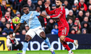 Tranh cãi pha Guehi phạm lỗi lộ liễu với Salah