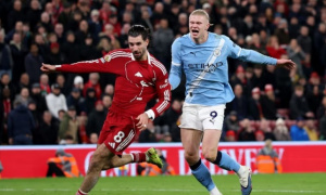 Neville gọi VAR là kẻ phá đám sau trận Liverpool thua Man City