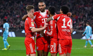 Bayern hủy diệt Hoffenheim 10 người bằng hattrick của Diaz