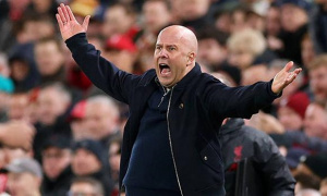 Arne Slot trút giận lên trọng tài sau trận thua Man City