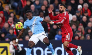 Marc Guehi thừa nhận may mắn thoát thẻ đỏ trước Liverpool