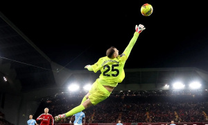 Donnarumma thống trị không trung tại chảo lửa Anfield