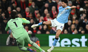 Fan Liverpool sỉ vả Alisson sau sai lầm trước Man City