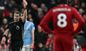 Bất chấp Gary Neville, Mark Halsey khẳng định VAR đã đúng