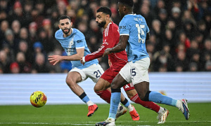 Neville không còn nhận ra Salah ở trận thua Man City