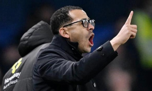 Sự thật đằng sau quyết định thay Cucurella của HLV Chelsea