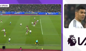 Casemiro chột dạ trước khi VAR tước bàn thắng