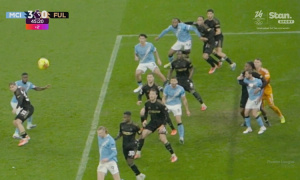 Michael Ball tố trọng tài tiêu chuẩn kép vụ giật tóc trận Man City